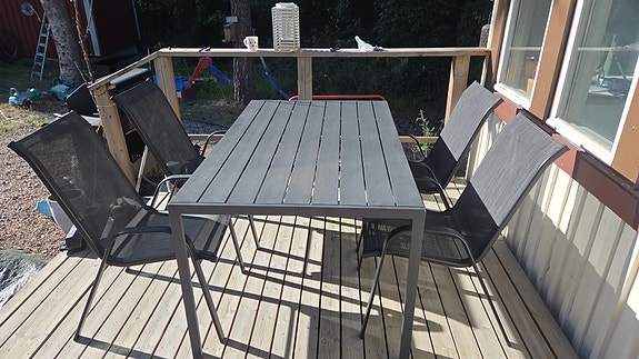 Terassipöytä ja tuolit komposiitti