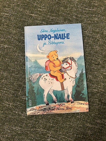 Uppo-Nalle ja pikkuponi, Elina Karjalainen kirja