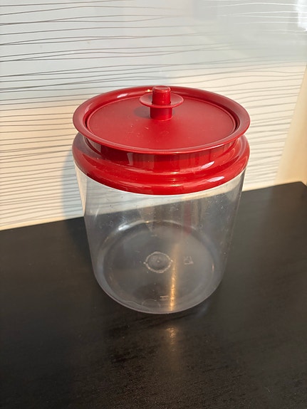 Tupperware muoviastiat ja silppuri, värilajitelma