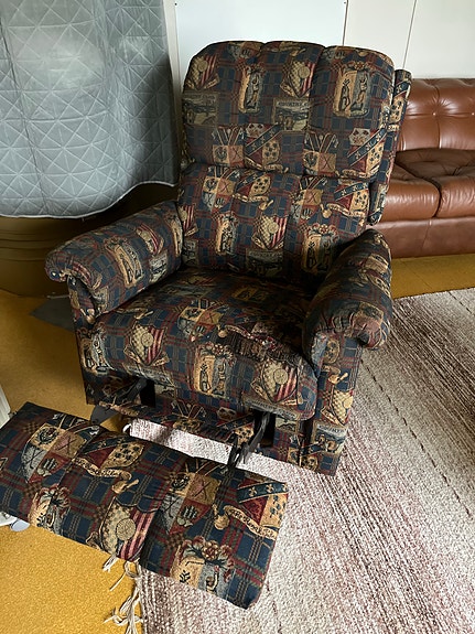 Keinuva nojatuoli jalkatuella