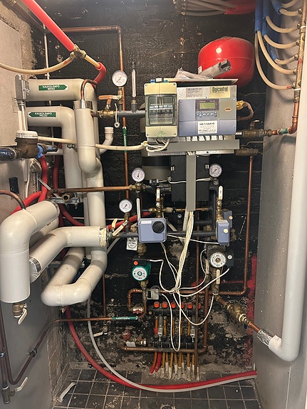 Kaukolämmön alajakokeskus + Ouman EH-203 + Wilo-pumput – koko paketti
