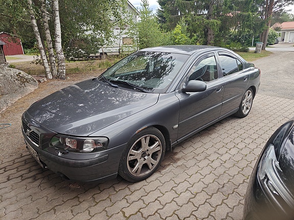 Myydään Volvo 2,5T AWD automaatti