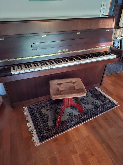 Waldheim piano ja tuoli