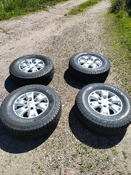 Käyttämättömät maastorenkaat alumiinivanteilla Ford rangeriin Hankook dynapro