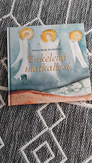 Enkeleitä matkalle kirja