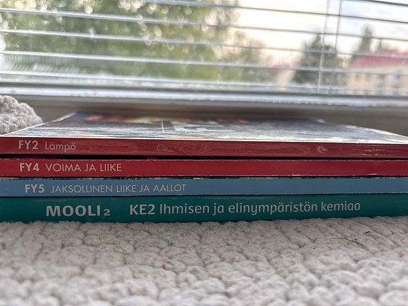 Lukion fysiikan ja kemian oppikirjat