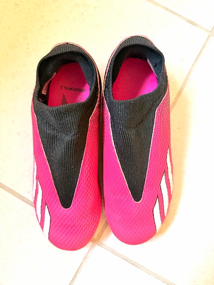 Adidas nappulakengät 33 + säärisuojat
