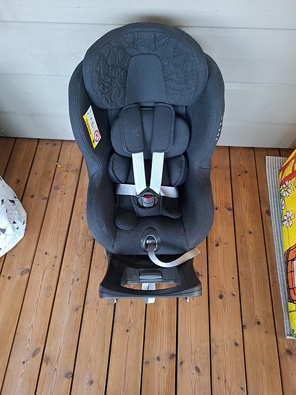 Britax Römer turvaistuin 18 kg, volvon logolla