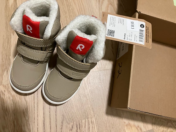 Käyttämättömät Reima Pyrytys lasten talvikengät koko 22 beige unisex