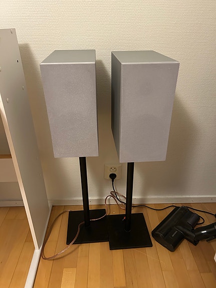 Amphion Helium 2 kaiuttimet ja jalat