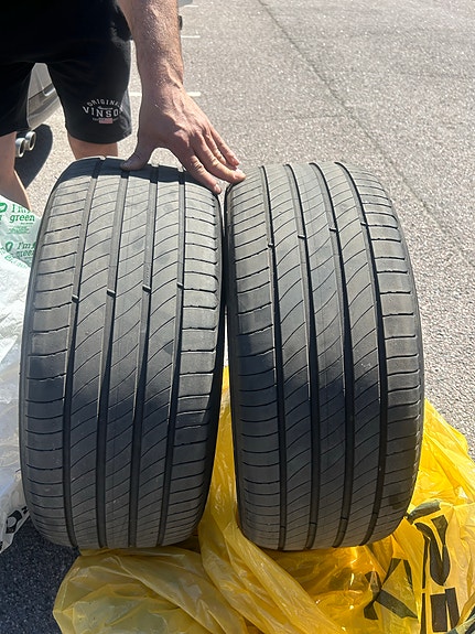 Kaksi tosi hyväät renkaat 7-8 mm pinta