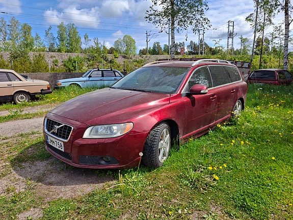 Volvo V70 P3 D5 2008 - Myydään osina