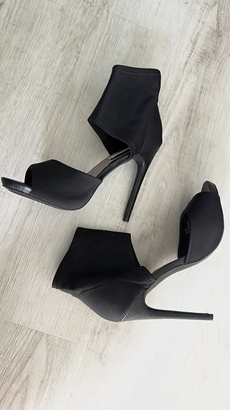 Kauniit Steve Madden mustat korkokengät 12 cm
