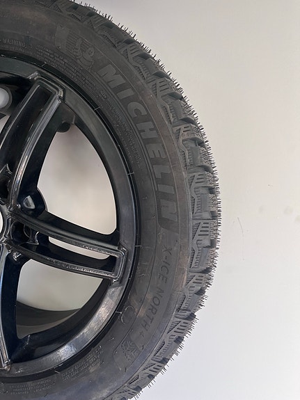 Käyttämättömät Michelin X-Ice North 4 nastarenkaat ja vanteet