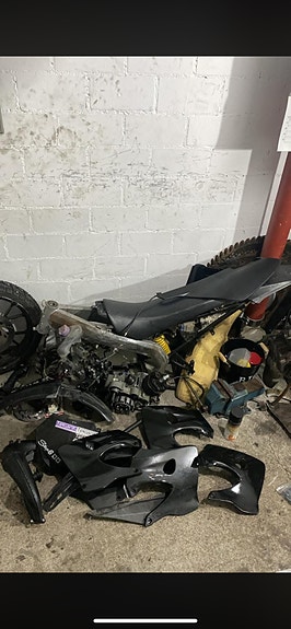 Derbi €3 73 airsal, kytkinkoppa, kytkinpuolen osia ja kilvellinen senda osissa