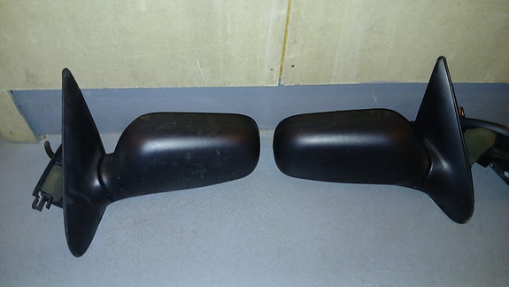 Nissan sivupeilit mustat