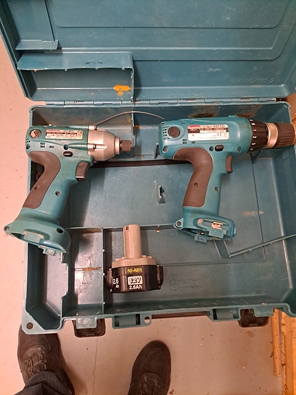 Makita porakone ja iskevä ruuvinväännin salkussa
