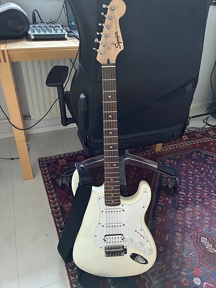 Squier Stratocaster by Fender sähkokitara valkoinen