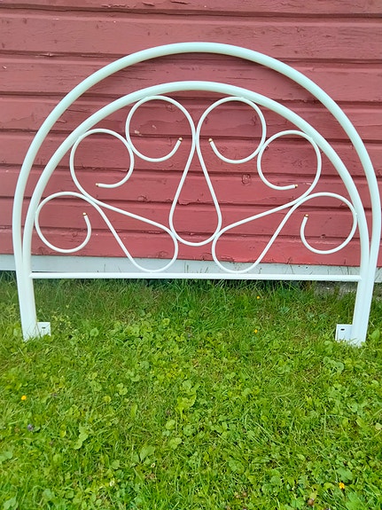 Metallinen sängynpääty