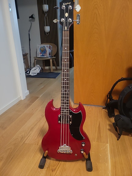 Epiphone SG -tyylinen sähköbasso punainen