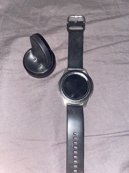 Samsung älykello ranneke ja laturin