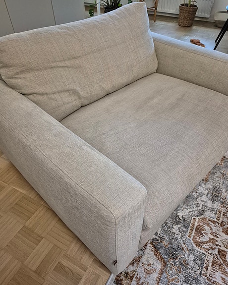 Beige leveä nojatuoli / pikkusohva