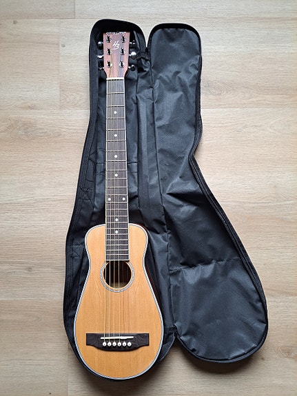 Matkakitara (Harley Benton)
