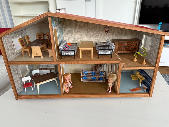 Lundby nukkekoti ja kalusteita vuodelta 1968