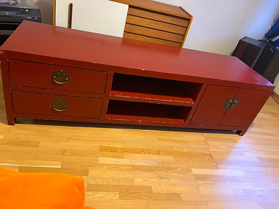Kiinalaistyylinen vanha tv-taso