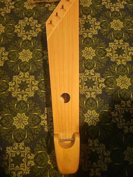 Puinen 5-kielinen kantele