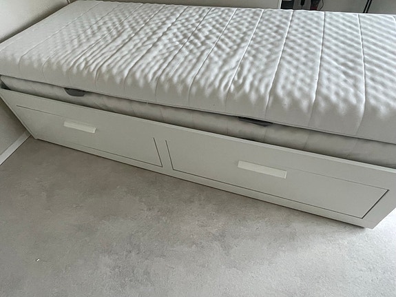 IKEA valkoinen sänky vetolaatikoilla