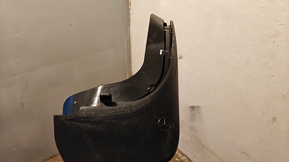 Mercedes Viton oikea roiskeläppä