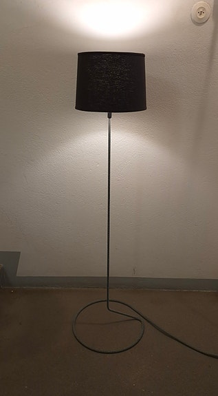 Super moderni jalkavalaisin Design House Stockholm CORD Pentik varjostin