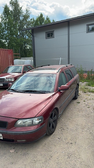 Volvo v70 mk2 D5 varaosiksi