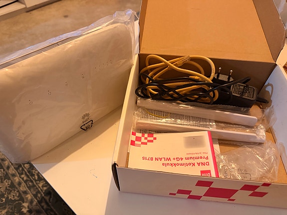 Huawei B715 4G+ WLAN -reititin + antennit + alkuperäinen pakkaus