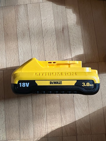 UUSI DeWalt akku 18V 3.0Ah DCB187