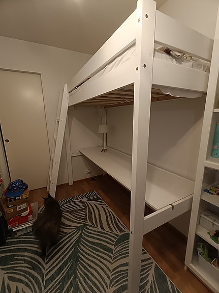 Veke valkoinen parvisänky tikkailla ja työpöydällä