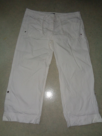 Valkoiset caprit / shortsit 40