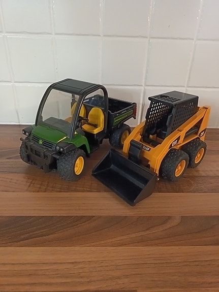 Bruder John Deere mönkijä ja CAT pienkuormaaja leluajoneuvot
