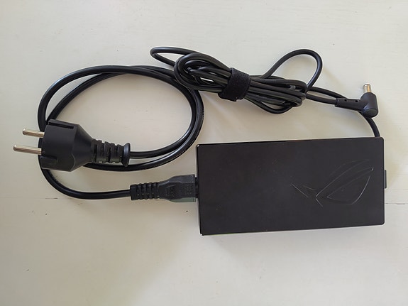 Asus ROG peliläppärin laturi 180 W