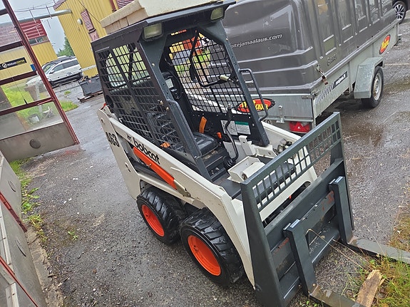 Bobcat 463 pienkuormaaja kauhalla ja trukkipiikeillä