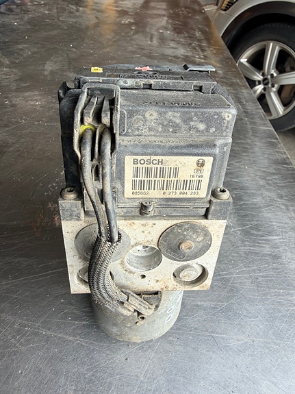 VW Passat ABS-yksikkö ABS-pumppu vm. 2000