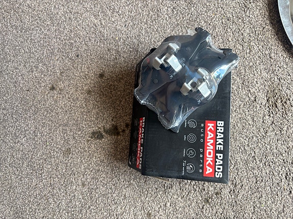 BMW E90 varaosia, mm. jarrukilvet, takajarrupalat ja soittimen asennuskehys.