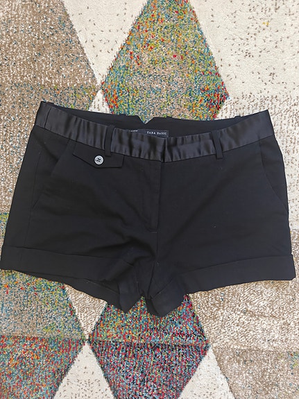 Mustat shortsit