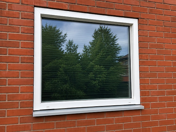Valkoiset ikkunat karmilla