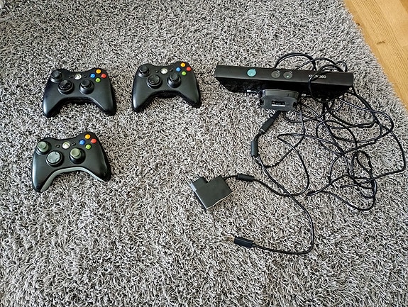 Xbox 360 Kinect -sensori ja 3 ohjainta