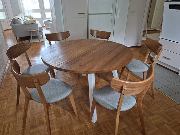 Pyöreä pöytä ja 6 tuolia