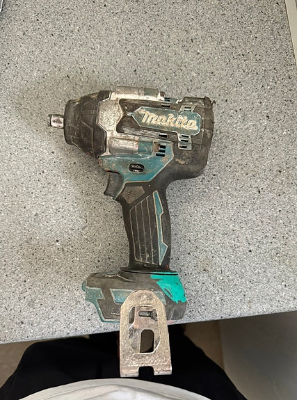 Makita iskevä ruuvinväännin DTW700