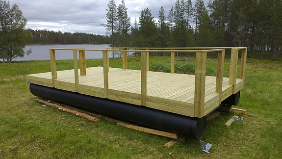 Ponttoonilaituri puurunko kaiteilla