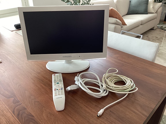 Samsung LE17C450E1W 17" valkoinen televisio / näyttö